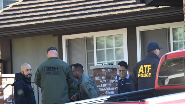 Policía en la casa de Ian David Long, sospechoso del tiroteo de Thousand Oaks.