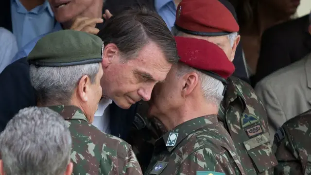 Militares falam próximos a Bolsonaro