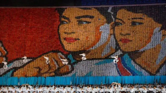 2012 के खेलों के आयोजन में लोगों ने मिलकर इंसानी चेहरा बनाया