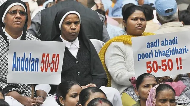 અનામતની માગ કરી રહેલી મહિલાઓની તસવીર