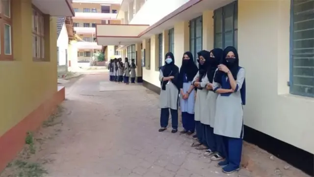 कर्नाटक की छात्राएं विरोध कर रहीं थीं