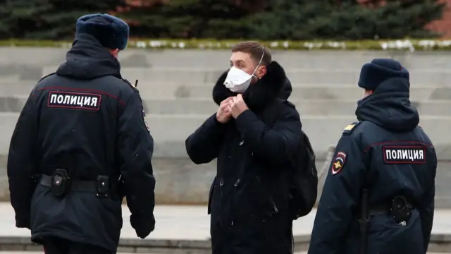 Полиция проверяет человека в маске