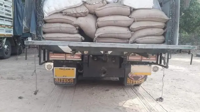 ทหารกะเหรี่ยงเคเอ็นยู แพร่ภาพที่อ้างว่า การปิดล้อมพื้นที่ในเขตอิทธิพลของเคเอ็นยูในเมียนมาทำให้กองทัพเมียนมาต้องหันมาลำเลียงสินค้าผ่านทางไทยแทน