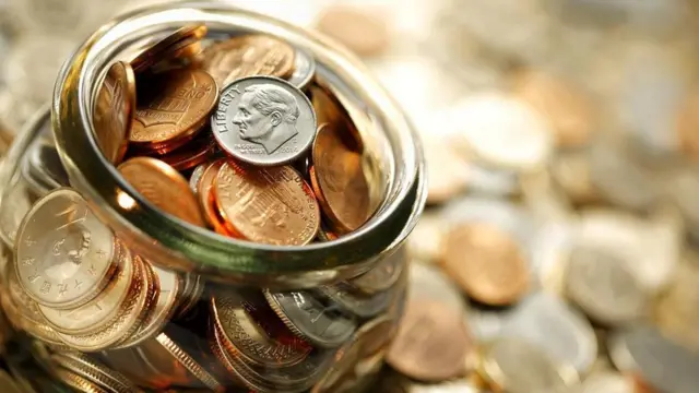 إناء يحتوي على عملات معدنية