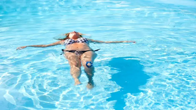 Вот так же поплавать в бассейне для Рэйчел все равно что окунуться в сильный отбеливатель