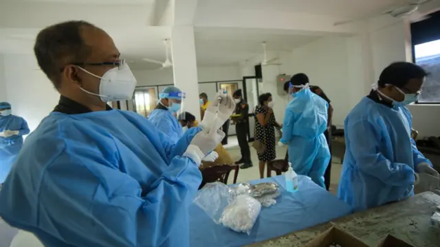 இலங்கை கொரோனா தடுப்பூசி மையம் ஒன்று.