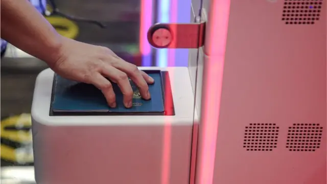 Calon penumpang pesawat memindai paspor di pintu otomastis (autogate) sebelum memasuki area pesawat di Terminal 2 Bandara Internasional Soekarno Hatta, Tangerang, Banten, Kamis (26/1/2023).