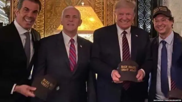 ਅਮਰੀਕੀ ਰਾਸ਼ਟਰਪਤੀ ਟਰੰਪ ਨਾਲ ਫੋਟੋ ਖਿੱਚਵਾਉਂਦੇ ਸਰਕਾਰੀ ਅਧਿਕਾਰੀ