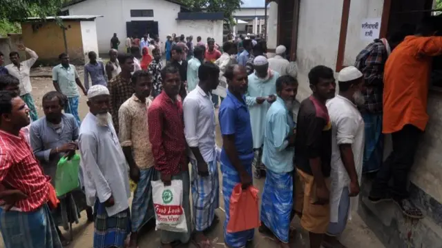 এনআরসি-তে নাম উঠেছে কি না, তা দেখতে আসামের মোরিগাঁওতে মানুষের লাইন