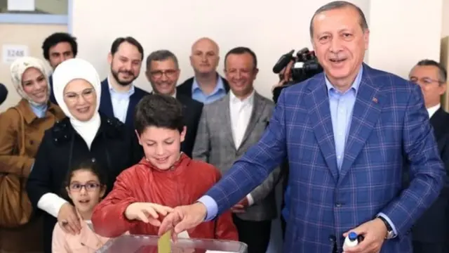 वोट डालते हुए अर्दोआन