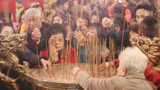 台北市松山慈佑宮日前插下頭香的情況。