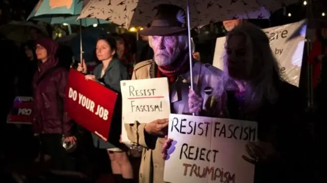 Противники Дональда Трампа ввечері пікетували Білий дім, тримаючи в руках плакати