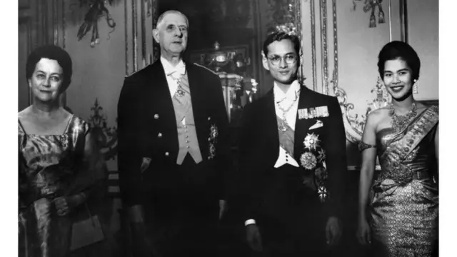 භුමිපාල් කුමරුගේ පියාගේ මරණින් පසු මව ස්විස්ටර්ලන්තයට ගිය අතර කුමරු අධ්‍යාපනය ලැබුවේ එහිදීය.