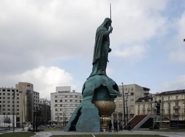 Dizajn spomenika izazvao je dosta kritika u javnosti