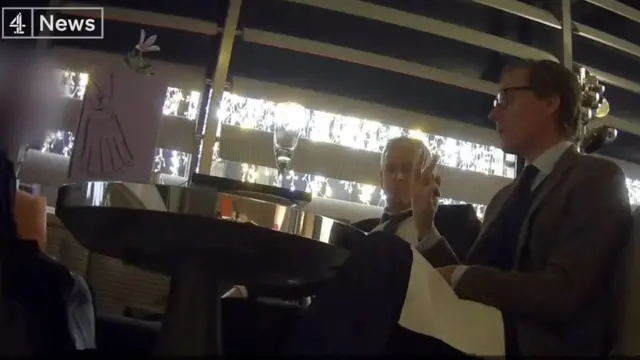 Alexander Nix hablando