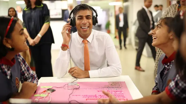 蘇納克（中）在英國文化協會新德里分會探訪英語學生（8/9/2023）