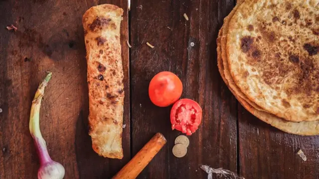 Ролекс: в чапати заворачивают смесь из жареного лука, помидоров и яиц