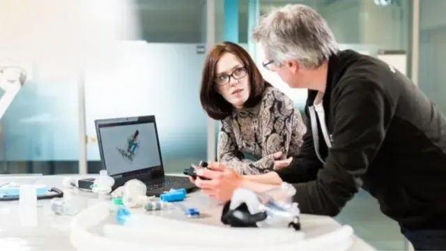 పరికరాన్ని అభివృద్ధి చేసిన బృందంలోని శాస్త్రవేత్తలు