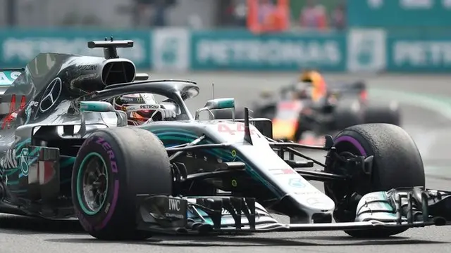 همیلتون بریتانیایی با اتومبیل های بنز در این مسابقات شرکت می کرد