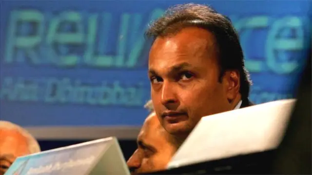 इस बात को लेकर सवाल उठते रहे हैं कि विमान बनाने का तजुर्बा ना होने पर भी अंबानी की कंपनी को रफ़ाल डील में भारतीय साझेदार क्यों बनाया गया