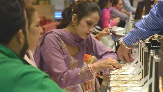 સોનું ખરીદવા આવેલી મહિલાઓ