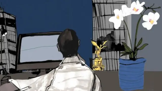 Homem usando computador ao lado de plantas