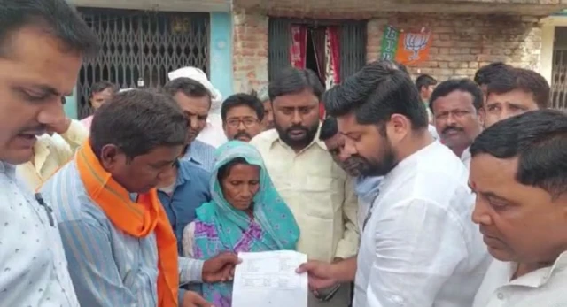 बाबर की माँ को मदद देते सांसद प्रतिनिधि