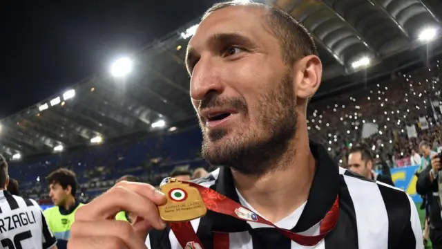 Beki wa Juventus na Itali Giorgio Chiellini, 33, anatarajiwa kusaini kandarasi mpya