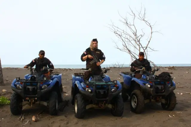 Luis Mora, Steven Delgado y Josué Obando, policías de fronteras de Costa Rica en la frontera con Nicaragua en el Caribe.