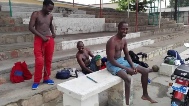 Bamwe mu bakinyi b'umugwi wa Muzinga w'abamugariye ku rugamba wa sitting volley ball bariko baritegura kuja mu kibuga