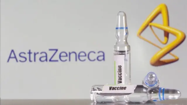 Frascodicas para sportingbetvacina com logo da AstraZeneca atrás