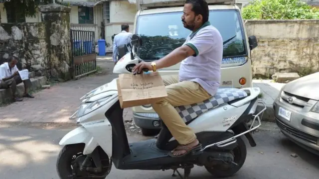 عامل خدمة توصيل الطعام إلى المنازل