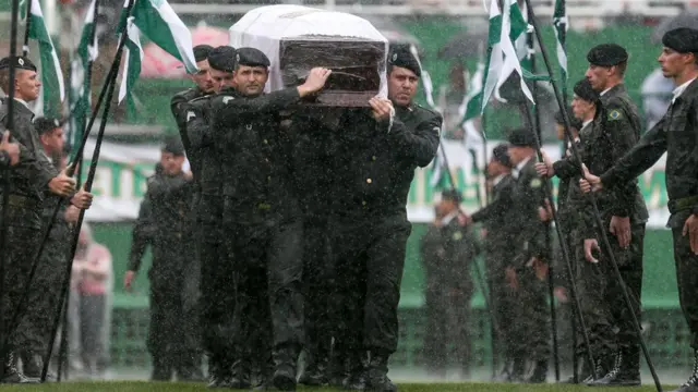 Tabutları Brezilya'ya iki askeri uçak getirdi