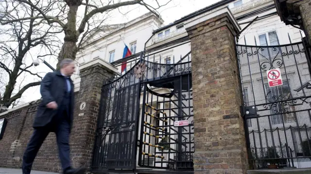 طرد 23 دبلوماسيا روسيا