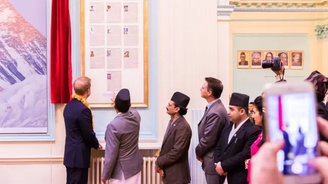 राजकुमार ह्यारीले ब्रिटिश सेनाको सर्वोच्च पदक भिक्टोरिया क्रस पाउने १३ जना भूतपूर्व गोर्खाहरुको तस्वीर अनावरण गरेका थिए।