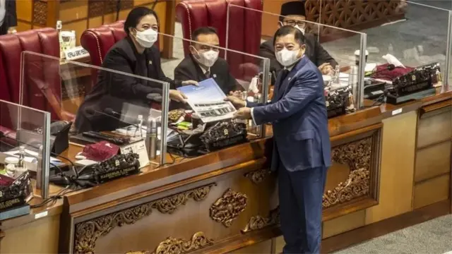 Ketua DPR Puan Maharani (kiri) menerima dokumen hasil pandangan pemerintah mengenai RUU IKN dari Menteri Perencanaan Pembangunan Nasional (PPN)/Kepala Badan Perencanaan Pembangunan Nasional (Bappenas) Suharso Monoarfa (kanan).