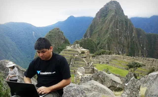 Los usuarios del sitio web envían fotos de todo el mundo, como esta desde Maccu Pichu en Perú