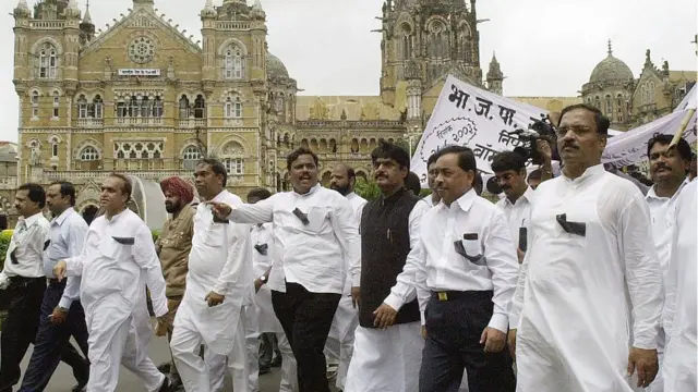 युतीच्या एका मोर्च्यामध्ये नारायण राणे, गोपीनाथ मुंडे, दिवाकर रावते, विनोद तावडे दिसत आहेत.