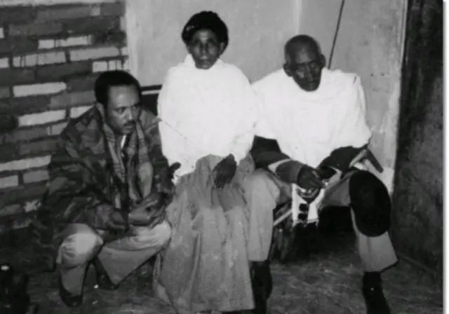 ድምጻዊ ጥላሁን ገሰሰ (የክቡር ዶክተር) ከአቶ ፈይሳ እና ባለቤታቸው ጋር