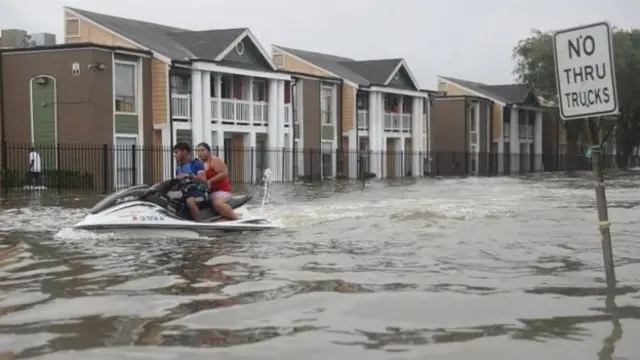 Una pareja abandona su hogar en Houston en moto acuática.