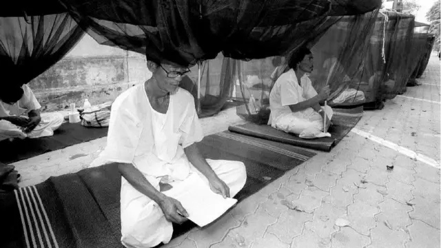 ประชาชนร่วมชุมนุมประท้วง "นายกฯ ที่ไม่ได้มาจาการเลือกตั้ง" บริเวณหน้ารัฐสภา เมื่อ พ.ค. 2535