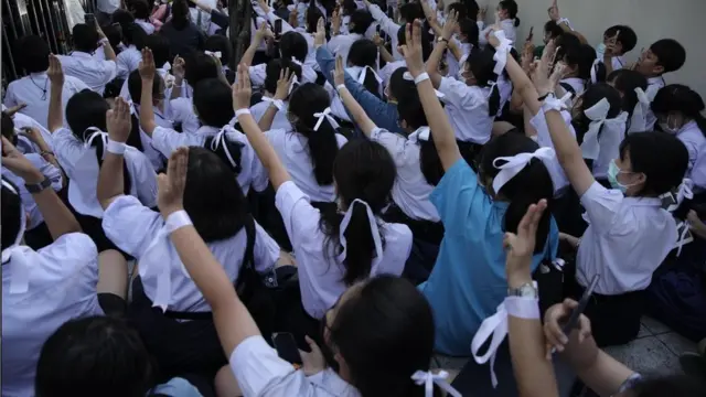 นักเรียนชุมนุมที่หน้า ศธ.