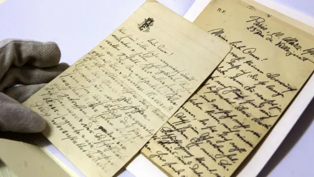 Hojas de papel escritas en manuscrito