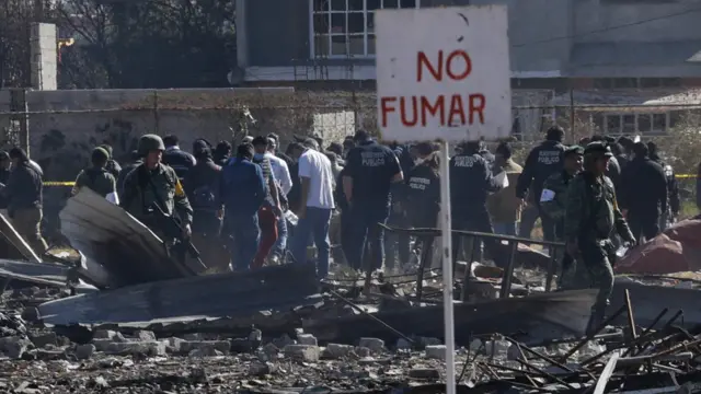 Fuerzas federales y locales ayudaban en el auxilio a víctimas.