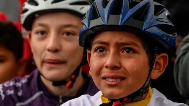 Julián Esteban Gómez chorando