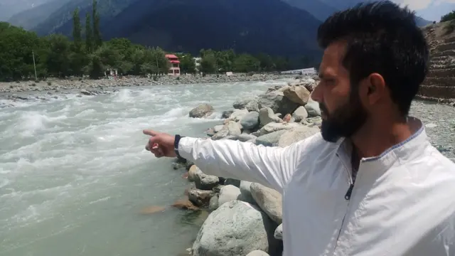 घटनास्थल दिखाते हुए आदिल