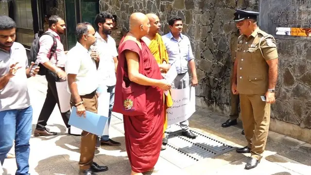 කිහිපදෙනෙකුට පමණක් මහ කොමසාරිස් කාර්යාලය තුළට යාමට අවසර ලැබිණි.