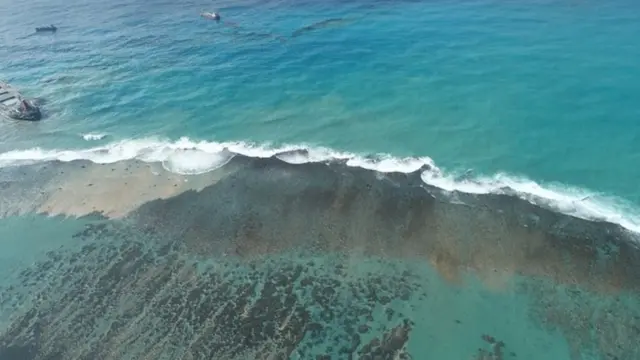 น้ำมันที่รั่วไหลออกมาจากเรือถูกพัดพาลงสู่ทะเลสาบและน่านน้ำอื่น ๆ