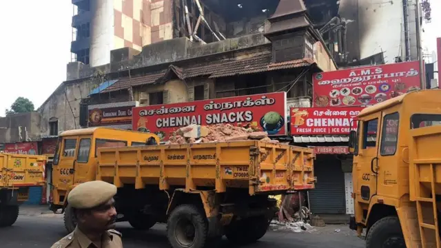 கட்டடத்தின் கார் நிறுத்துமிடத்திற்கு அருகில் உள்ள குடிநீர் சேமிக்கும் தொட்டிகள் மண்ணால் நிரப்பப்பட்டுள்ளன.