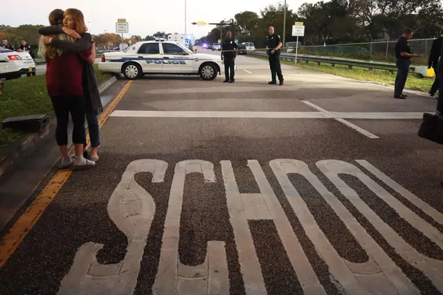 Policía en la escuela Marjory Stoneman Douglas
